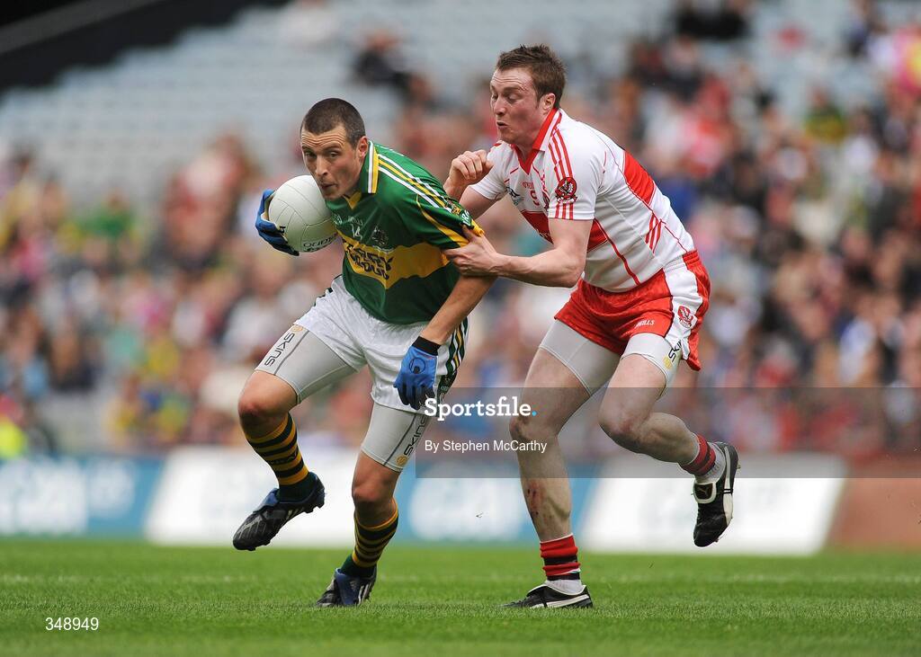 26 April 2009; Kieran Donaghy, Kerry, in action against Joe Diver, Derry. Allianz GAA National Football League, Division 1 Final, Kerry v Derry, Croke Park, Dublin. Picture credit: Stephen McCarthy / SPORTSFILE