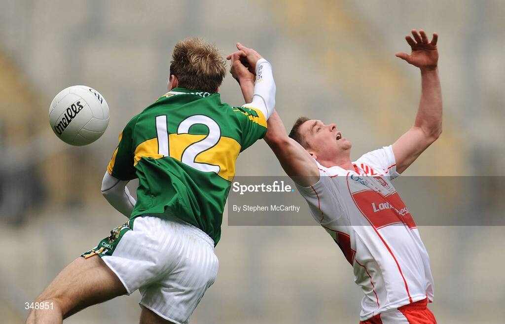 26 April 2009; Darran O'Sullivan, Kerry, in action against Brian Mullan, Derry. Allianz GAA National Football League, Division 1 Final, Kerry v Derry, Croke Park, Dublin. Picture credit: Stephen McCarthy / SPORTSFILE