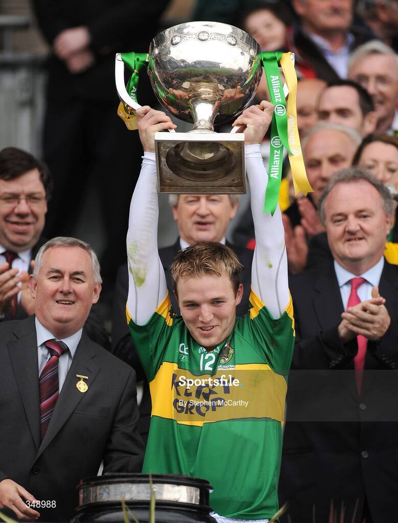 26 April 2009; Kerry captain Darran O'Sullivan lifts the cup in the company of GAA President Christy Cooney, left, and Brendan Murphy, Allianz CEO. Allianz GAA National Football League, Division 1 Final, Kerry v Derry, Croke Park, Dublin. Picture credit: Stephen McCarthy / SPORTSFILE