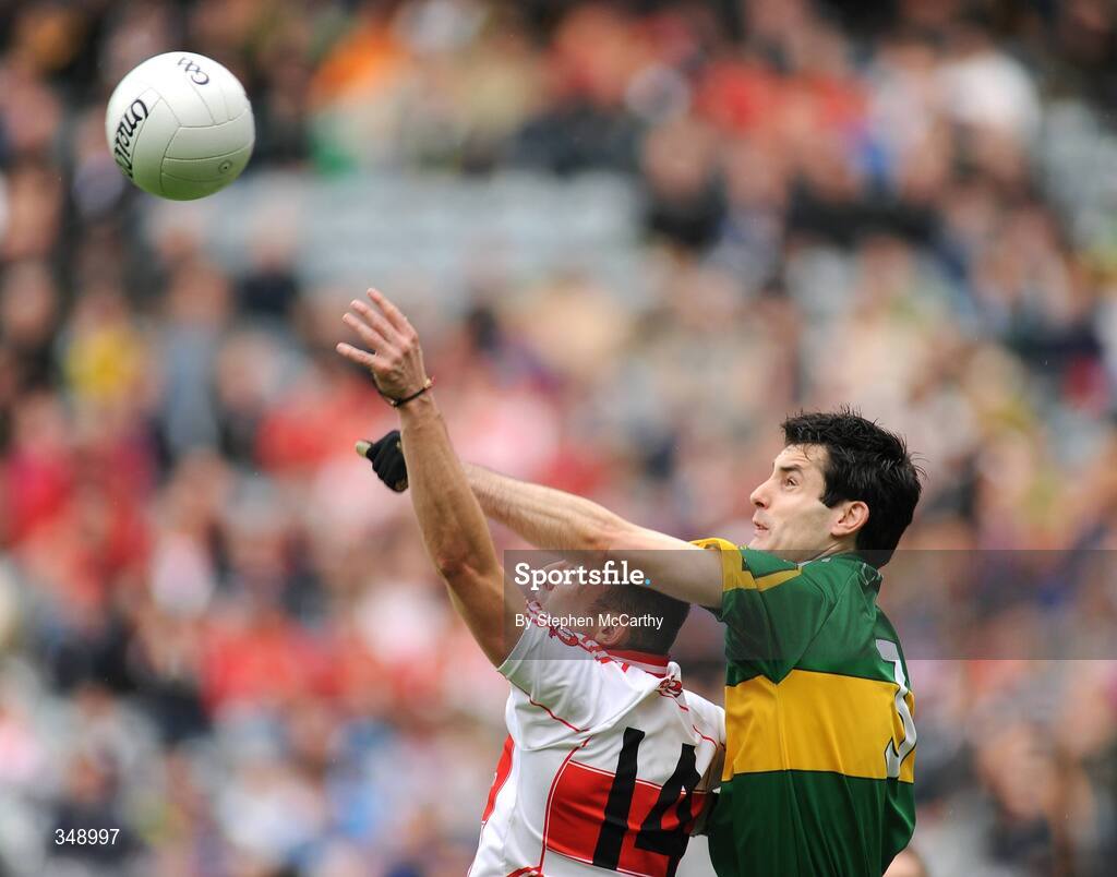 26 April 2009; Tom O'Sullivan, Kerry, in action against Paddy Bradley, Derry. Allianz GAA National Football League, Division 1 Final, Kerry v Derry, Croke Park, Dublin. Picture credit: Stephen McCarthy / SPORTSFILE