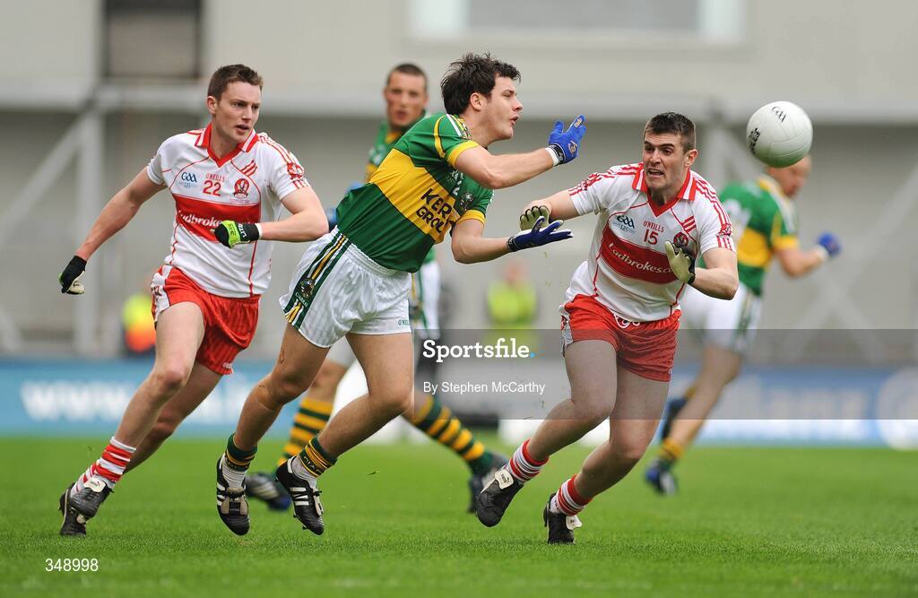 26 April 2009; Padraig Reidy, Kerry, in action against James Kielt, left, and Mark Lynch, Derry. Allianz GAA National Football League, Division 1 Final, Kerry v Derry, Croke Park, Dublin. Picture credit: Stephen McCarthy / SPORTSFILE