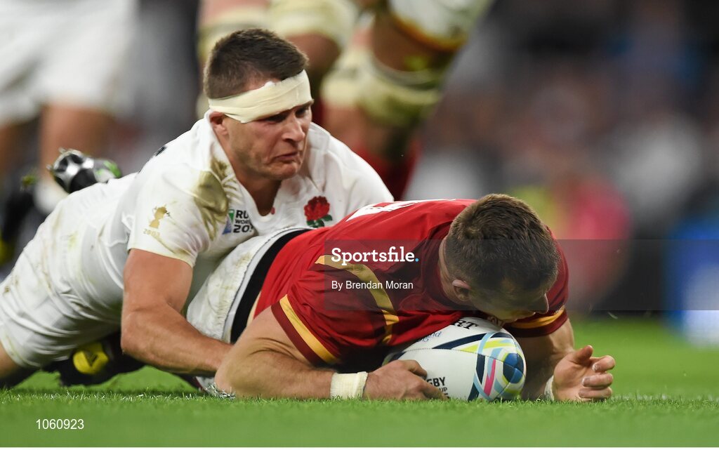26 September 2015; Gareth Davies, Wales, scores his side's first try despite the best efforts of Richard Wigglesworth, England. 2015 Rugby World Cup, Pool A, England v Wales, Twickenham Stadium, London, England. Picture credit: Brendan Moran / SPORTSFILE