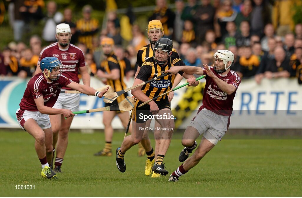 27 September 2015; Fergus Donnelly, Ballycastle McQuillan, in action against cAllister and Neil McManus, Ruairi Og Cushendall. Antrim Senior Championship Hurling Final, Ruairi Og Cushendall v Ballycastle McQuillan, Dunloy GAA Club, Dunloy, Co. Antrim. Picture credit: Oliver McVeigh / SPORTSFILE