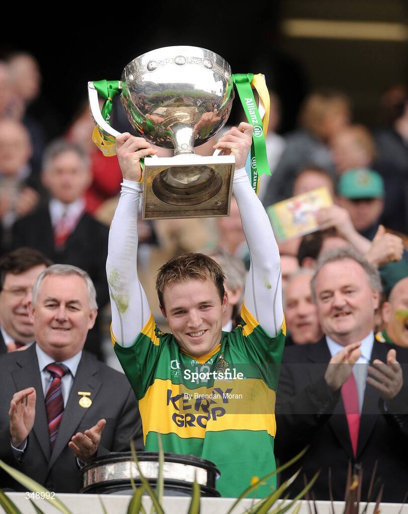 26 April 2009; Kerry captain Darran O'Sullivan lifts the cup in the company of GAA President Christy Cooney, left, and Brendan Murphy, Allianz CEO. Allianz GAA National Football League, Division 1 Final, Kerry v Derry, Croke Park, Dublin. Picture credit: Brendan Moran / SPORTSFILE