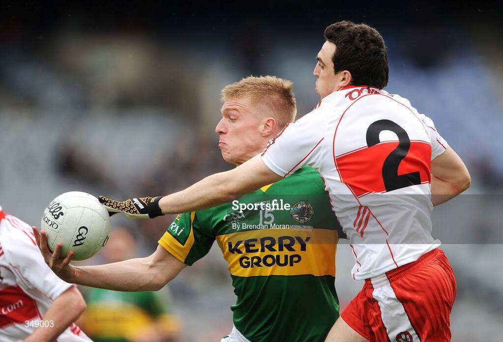 26 April 2009; Tommy Walsh, Kerry, in action against Kevin McGuckin, Derry. Allianz GAA National Football League, Division 1 Final, Kerry v Derry, Croke Park, Dublin. Picture credit: Brendan Moran / SPORTSFILE
