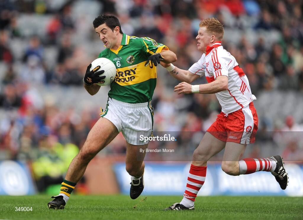 26 April 2009; Aidan O'Mahony, Kerry, in action against Enda Lynn, Derry. Allianz GAA National Football League, Division 1 Final, Kerry v Derry, Croke Park, Dublin. Picture credit: Brendan Moran / SPORTSFILE