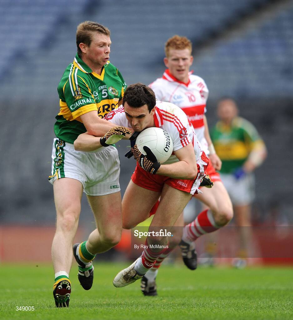 26 April 2009; Kevin McGuckin, Derry, in action against Tomas O Se, Kerry. Allianz GAA National Football League, Division 1 Final, Kerry v Derry, Croke Park, Dublin. Picture credit: Ray McManus / SPORTSFILE