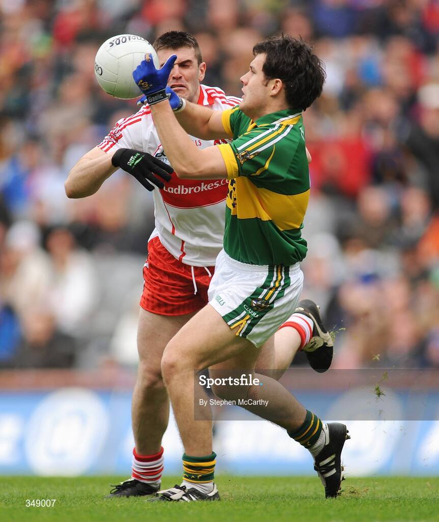 26 April 2009; Padraig Reidy, Kerry, in action against Mark Lynch, Derry. Allianz GAA National Football League, Division 1 Final, Kerry v Derry, Croke Park, Dublin. Picture credit: Stephen McCarthy / SPORTSFILE