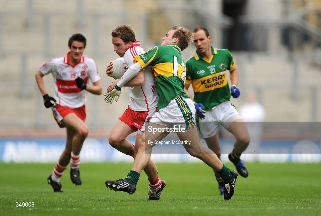 26 April 2009; Sean Leo McGoldrick, Derry, in action against Darran O'Sullivan, Kerry. Allianz GAA National Football League, Division 1 Final, Kerry v Derry, Croke Park, Dublin. Picture credit: Stephen McCarthy / SPORTSFILE