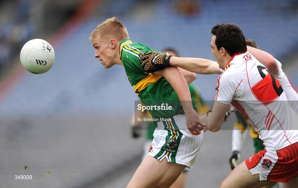 26 April 2009; Tommy Walsh, Kerry, in action against Kevin McGuckin, Derry. Allianz GAA National Football League, Division 1 Final, Kerry v Derry, Croke Park, Dublin. Picture credit: Brendan Moran / SPORTSFILE