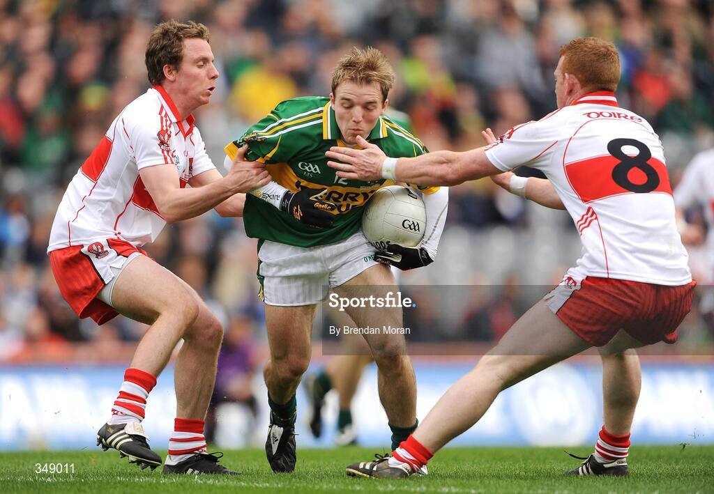 26 April 2009; Darran O'Sullivan, Kerry, in action against Sean Leo McGoldrick, left, and Fergal Doherty, Derry. Allianz GAA National Football League, Division 1 Final, Kerry v Derry, Croke Park, Dublin. Picture credit: Brendan Moran / SPORTSFILE