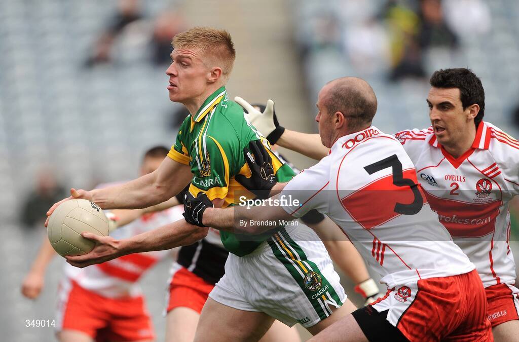 26 April 2009; Tommy Walsh, Kerry, in action against Kevin McCloy, 3, and Kevin McGuckin, Derry. Allianz GAA National Football League, Division 1 Final, Kerry v Derry, Croke Park, Dublin. Picture credit: Brendan Moran / SPORTSFILE