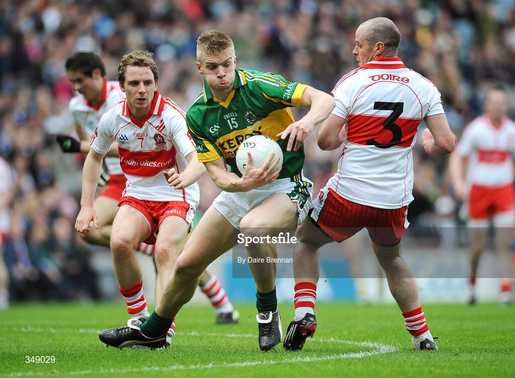 26 April 2009; Tommy Walsh, Kerry, in action against Kevin McCloy, 3, and Sean Leo McGoldrick, Derry. Allianz GAA National Football League, Division 1 Final, Kerry v Derry, Croke Park, Dublin. Picture credit: Daire Brennan / SPORTSFILE