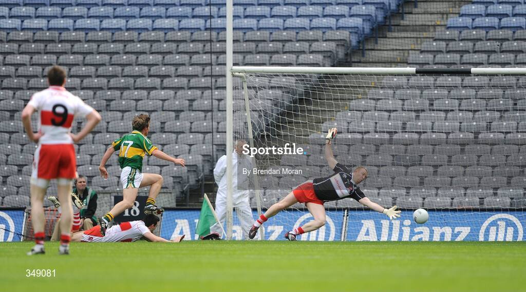26 April 2009; Donncha Walsh, Kerry, scores his side's only goal past Derry goalkeeper Barry Gillis. Allianz GAA National Football League, Division 1 Final, Kerry v Derry, Croke Park, Dublin. Picture credit: Brendan Moran / SPORTSFILE