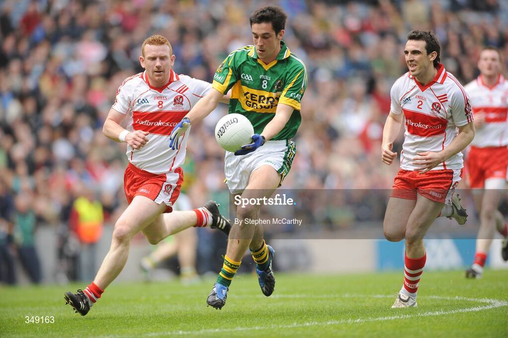 26 April 2009; Anthony Maher, Kerry, in action against Fergal Doherty, left, and Kevin McGuickin, Derry. Allianz GAA National Football League, Division 1 Final, Kerry v Derry, Croke Park, Dublin. Picture credit: Daire Brennan / SPORTSFILE