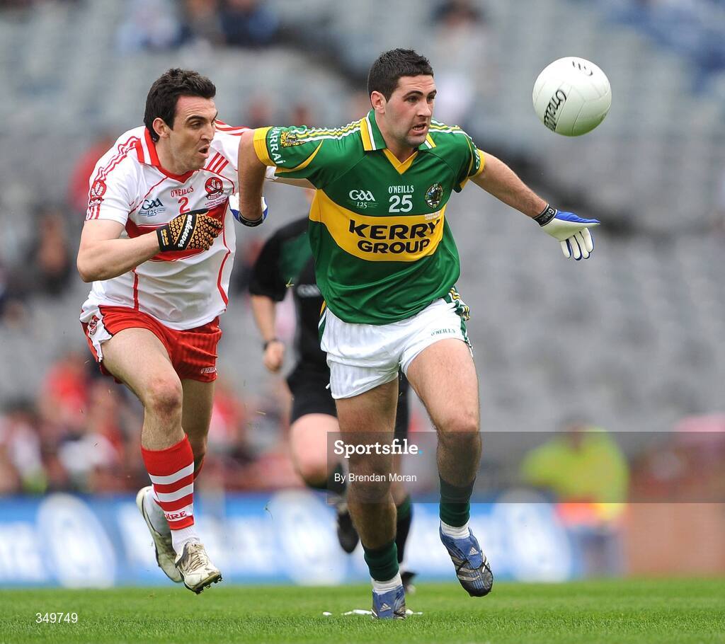 26 April 2009; Bryan Sheehan, Kerry, in action against Kevin McGuckin, Derry. Allianz GAA National Football League, Division 1 Final, Kerry v Derry, Croke Park, Dublin. Picture credit: Brendan Moran / SPORTSFILE