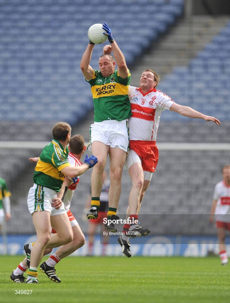 26 April 2009; Micheal Quirke, Kerry, fields a high ball ahead of Joe Diver, Derry. Allianz GAA National Football League, Division 1 Final, Kerry v Derry, Croke Park, Dublin. Picture credit: Brendan Moran / SPORTSFILE