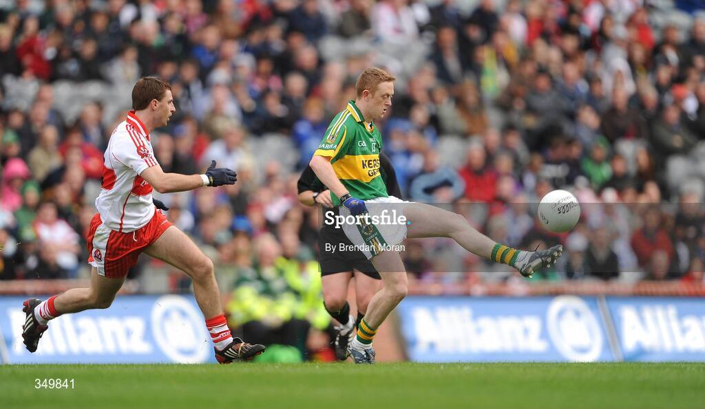 26 April 2009; Colm Cooper, Kerry, in action against Gerard O'Kane, Derry. Allianz GAA National Football League, Division 1 Final, Kerry v Derry, Croke Park, Dublin. Picture credit: Brendan Moran / SPORTSFILE