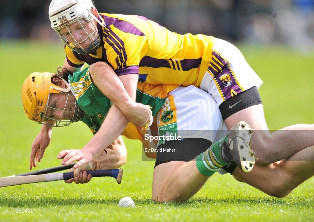 3 May 2009; Ger Oakley, Offaly, in action against Ciaran Kenny, Wexford. Allianz GAA NHL Division 2 Final, Wexford v Offaly, Semple Stadium, Thurles, Co. Tipperary. Picture credit: David Maher / SPORTSFILE