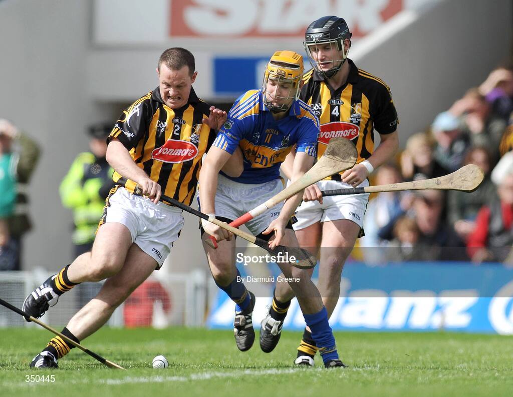 3 May 2009; Seamus Callanan, Tipperary, in action against Michael Kavanagh, left, and Jackie Tyrrell, Kilkenny. Allianz GAA NHL Division 1 Final, Kilkenny v Tipperary, Semple Stadium, Thurles, Co. Tipperary. Picture credit: Diarmuid Greene / SPORTSFILE