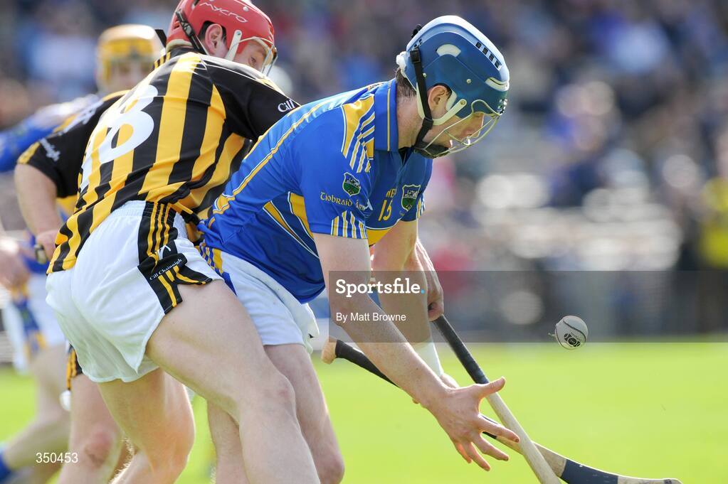 3 May 2009; John O'Brien, Tipperary, in action against John Tennyson, Kilkenny. Allianz GAA NHL Division 1 Final, Kilkenny v Tipperary, Semple Stadium, Thurles, Co. Tipperary. Picture credit: Matt Browne / SPORTSFILE