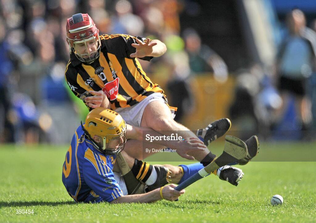 3 May 2009; Richie Hogan, Kilkenny, in action against Shane McGrath, Tipperary. Allianz GAA NHL Division 1 Final, Kilkenny v Tipperary, Semple Stadium, Thurles, Co. Tipperary. Picture credit: David Maher / SPORTSFILE