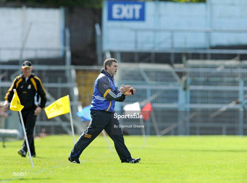 3 May 2009; Tipperary manager Liam Sheedy encourages his players at half-time. Allianz GAA NHL Division 1 Final, Kilkenny v Tipperary, Semple Stadium, Thurles, Co. Tipperary. Picture credit: Diarmuid Greene / SPORTSFILE