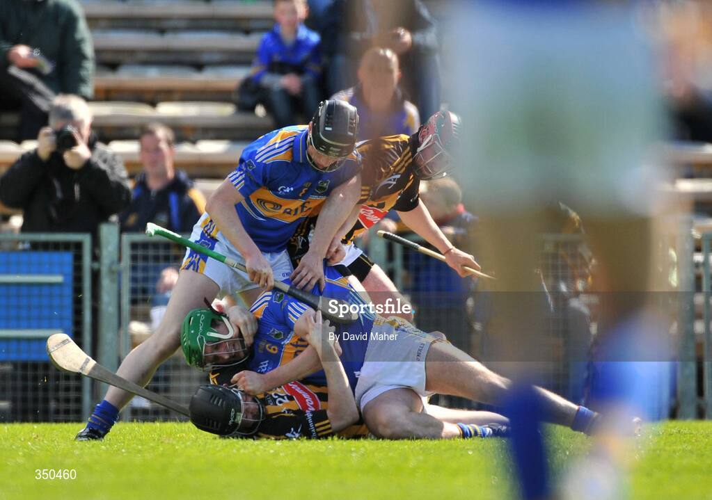 3 May 2009; Players from Kilkenny and Tipperary confront each other during the first half. Allianz GAA NHL Division 1 Final, Kilkenny v Tipperary, Semple Stadium, Thurles, Co. Tipperary. Picture credit: David Maher / SPORTSFILE