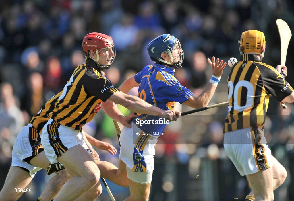 3 May 2009; Benny Dunne, Tipperary, in action against John Tennyson, left, and James 'Cha' Fitzpatrick, Kilkenny. Allianz GAA NHL Division 1 Final, Kilkenny v Tipperary, Semple Stadium, Thurles, Co. Tipperary. Picture credit: David Maher / SPORTSFILE