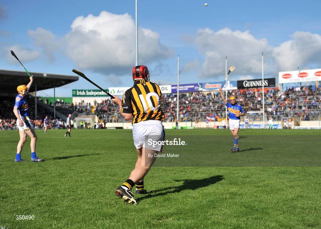 3 May 2009; Richie Hogan, Kilkenny, scores a late point to level the score in normal time. Allianz GAA NHL Division 1 Final, Kilkenny v Tipperary, Semple Stadium, Thurles, Co. Tipperary. Picture credit: David Maher / SPORTSFILE