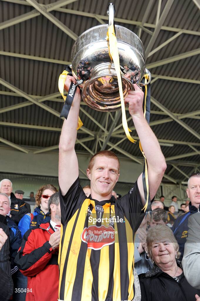 3 May 2009; Kilkenny captain Henry Shefflin lifts the Division 1 Cup. Allianz GAA NHL Division 1 Final, Kilkenny v Tipperary, Semple Stadium, Thurles, Co. Tipperary. Picture credit: Matt Browne / SPORTSFILE