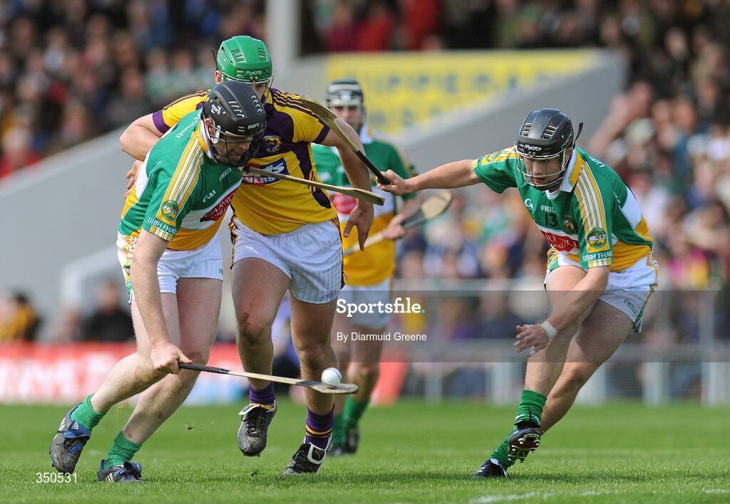 3 May 2009; Joe Brady, left, and Daniel Currams, Offaly, in action against Richie Kehoe, Wexford. Allianz GAA NHL Division 2 Final, Wexford v Offaly, Semple Stadium, Thurles, Co. Tipperary. Picture credit: Diarmuid Greene / SPORTSFILE