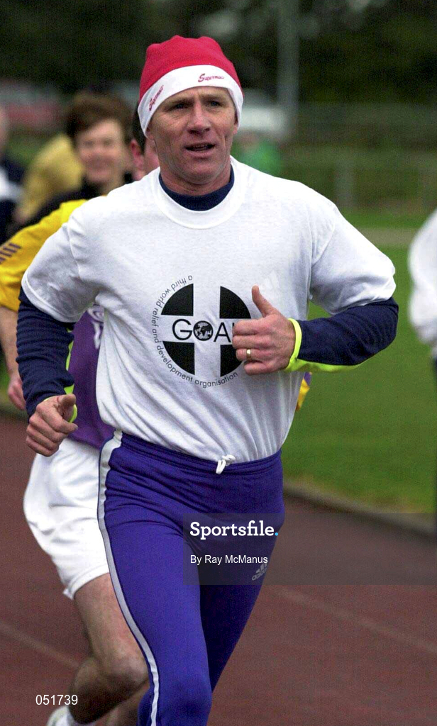 25 December 2000; Former World 5000 meters champion, Eamonn Coghlan, during the Annual Goal Mile at Belfield in Dublin. Photo by Ray McManus/Sportsfile
