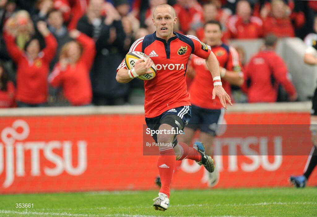 15 May 2009; Paul Warwick, Munster, on his way to scoring his side's first try. Magners League, Munster v Neath Swansea Ospreys, Thomond Park, Limerick. Picture credit: Pat Murphy / SPORTSFILE