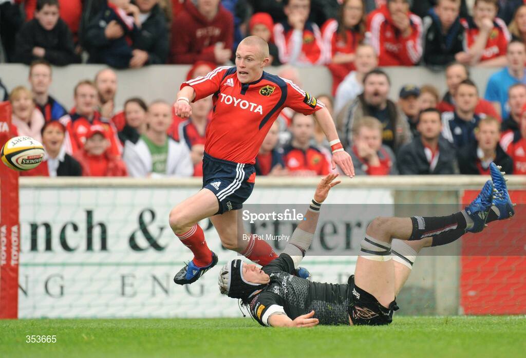 15 May 2009; Keith Earls, Munster, is tackled by Ryan Jones, Ospreys. Magners League, Munster v Neath Swansea Ospreys, Thomond Park, Limerick. Picture credit: Pat Murphy / SPORTSFILE