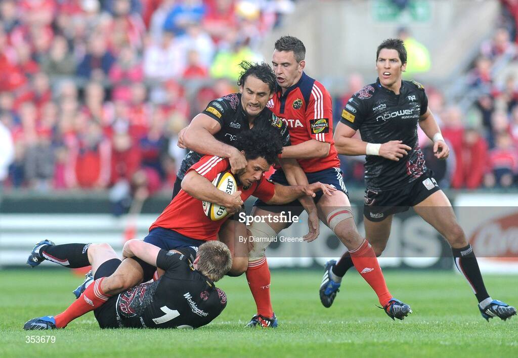 15 May 2009; Doug Howlett, Munster, supported by Niall Ronan, is tackled by Jonathan Spratt, left, and Sonny Parker, Ospreys. Magners League, Munster v Neath Swansea Ospreys, Thomond Park, Limerick. Picture credit: Diarmuid Greene / SPORTSFILE