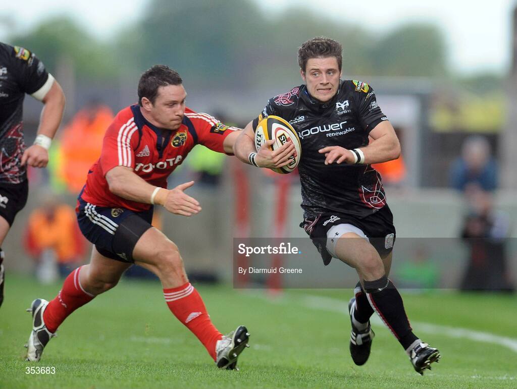 15 May 2009; David Evans, Ospreys, in action against David Wallace, Munster. Magners League, Munster v Neath Swansea Ospreys, Thomond Park, Limerick. Picture credit: Diarmuid Greene / SPORTSFILE