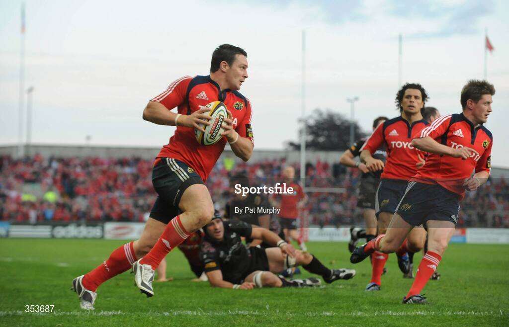 15 May 2009; David Wallace, Munster, scores his side's fourth try. Magners League, Munster v Neath Swansea Ospreys, Thomond Park, Limerick. Picture credit: Pat Murphy / SPORTSFILE