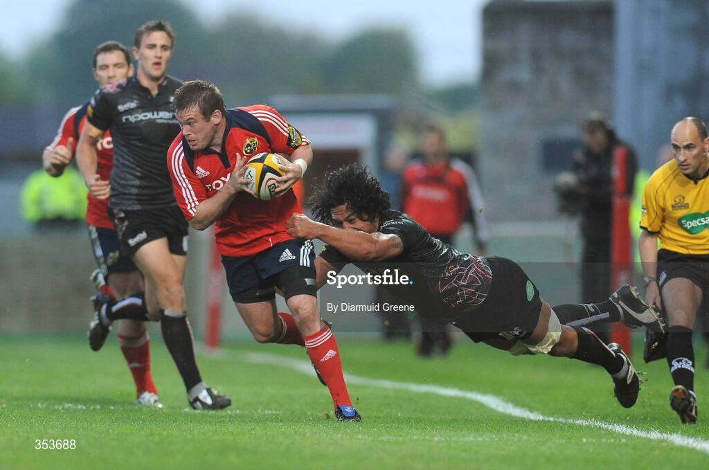 15 May 2009; Denis Fogarty, Munster, is tackled by Filo Tiatia, Ospreys. Magners League, Munster v Neath Swansea Ospreys, Thomond Park, Limerick. Picture credit: Diarmuid Greene / SPORTSFILE