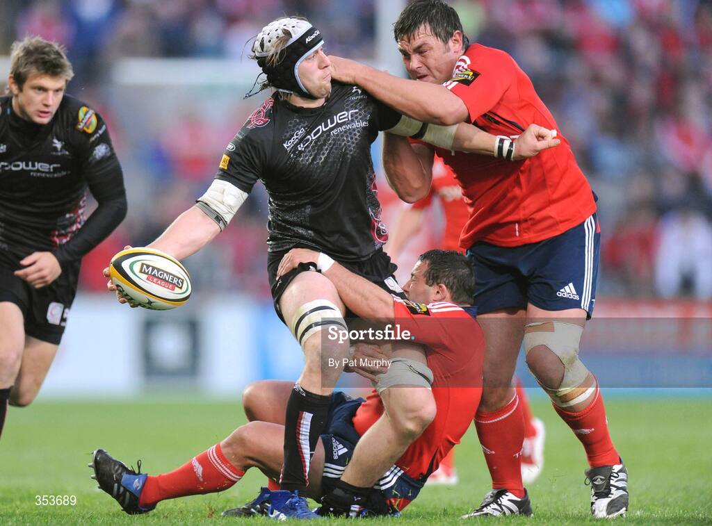 15 May 2009; Ryan Jones, Ospreys, is tackled by Federico Pucciariello and Tony Buckley, right, Munster. Magners League, Munster v Neath Swansea Ospreys, Thomond Park, Limerick. Picture credit: Pat Murphy / SPORTSFILE