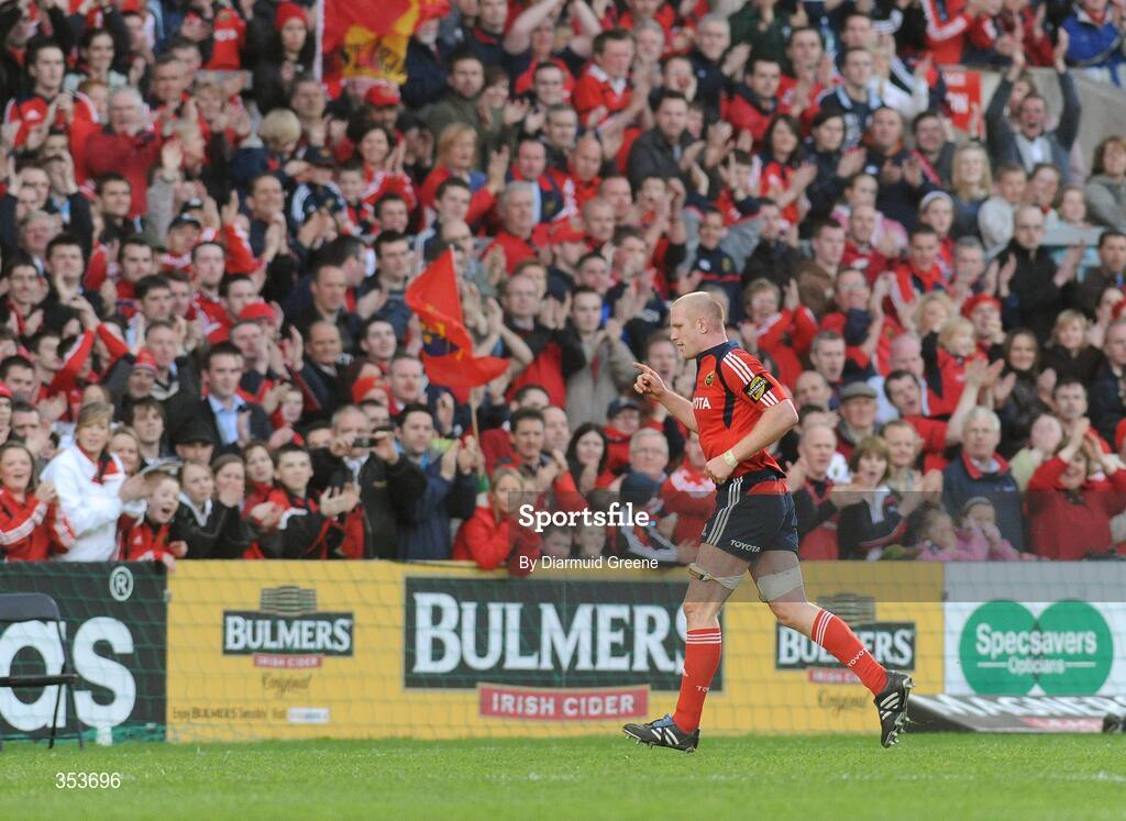 15 May 2009; Munster's Paul O'Connell salutes the crowd as he is substituted in the second half. Magners League, Munster v Neath Swansea Ospreys, Thomond Park, Limerick. Picture credit: Diarmuid Greene / SPORTSFILE