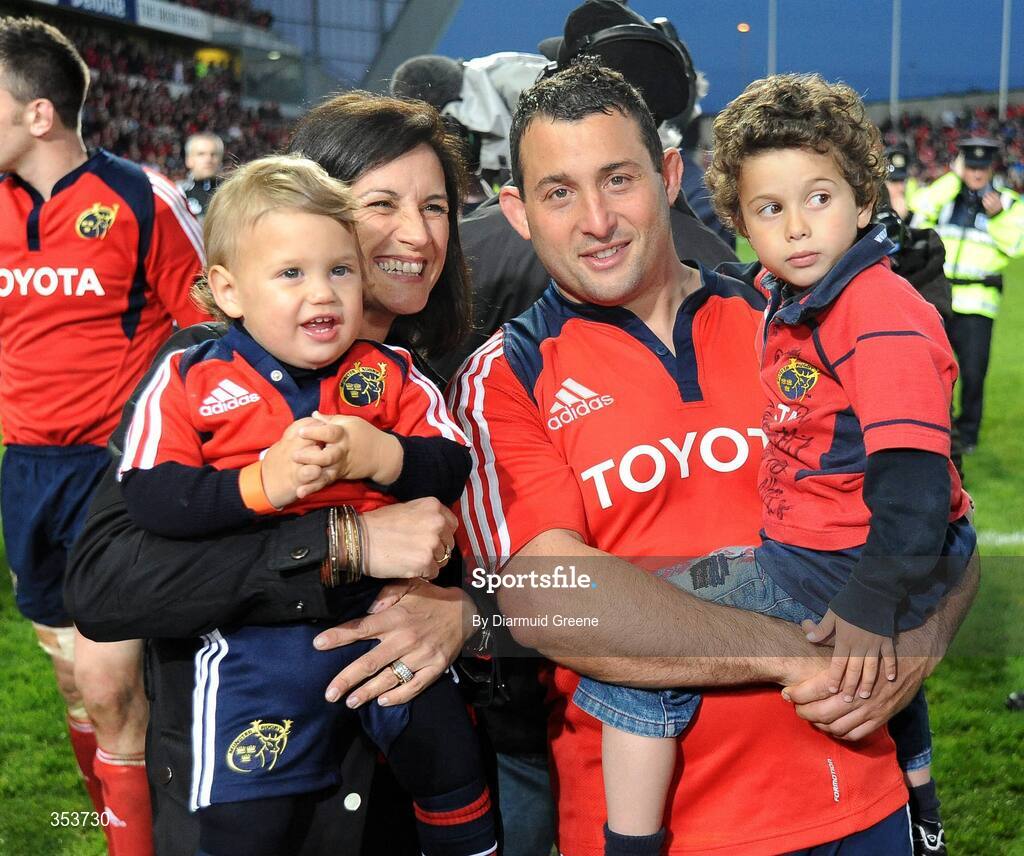 15 May 2009; Munster's Federico Pucciariello celebrates on the pitch with his wife Carlotta and children Bernardo, left, and Martino. Magners League, Munster v Neath Swansea Ospreys, Thomond Park, Limerick.  Picture credit: Diarmuid Greene / SPORTSFILE