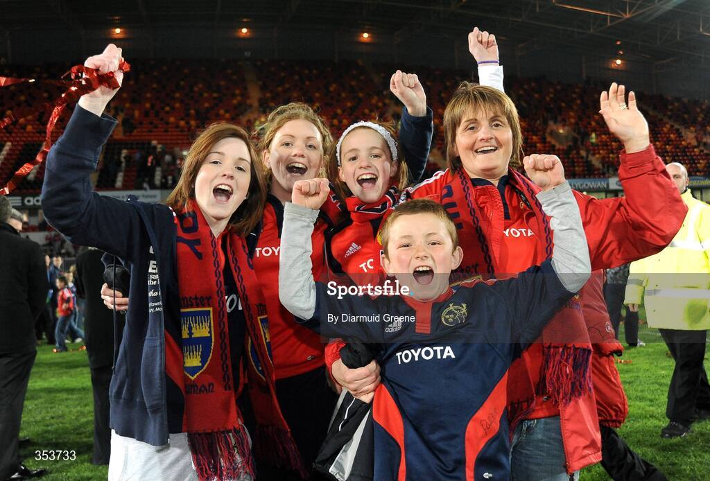 15 May 2009; The Lanigan family, from left to right, Ruth, Niamh, Sarah, James and Marguerite celebrate on the pitch after Munster lifted the Magners League trophy. Magners League, Munster v Neath Swansea Ospreys, Thomond Park, Limerick.  Picture credit: Diarmuid Greene / SPORTSFILE