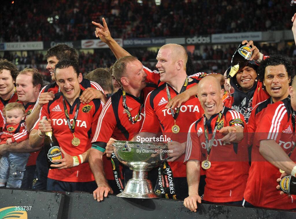 15 May 2009; Munster players celebrate on the pitch after the game. Magners League, Munster v Neath Swansea Ospreys, Thomond Park, Limerick.  Picture credit: Diarmuid Greene / SPORTSFILE