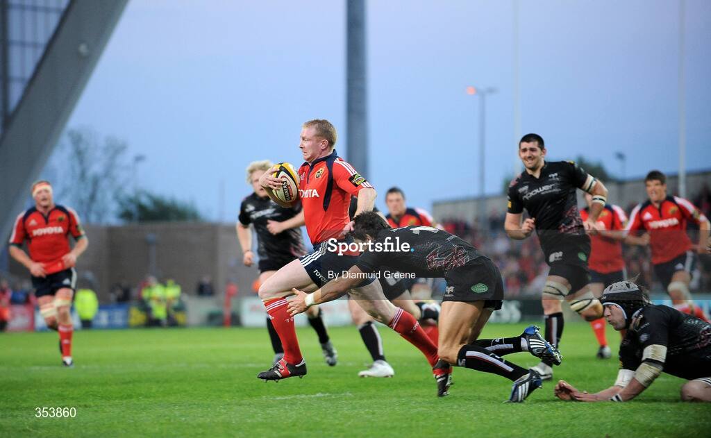 15 May 2009; Anthony Horgan, Munster, evades the challenge of James Hook, and Ryan Jones, Ospreys, on his way to scoring his side's fifth try of the game and final try of the season. Magners League, Munster v Neath Swansea Ospreys, Thomond Park, Limerick.  Picture credit: Diarmuid Greene / SPORTSFILE