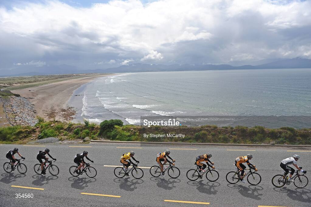 20 May 2009; A general view of the riders passing Inch, Co. Kerry. FBD Insurance Ras 2009, Stage 4, Cahirciveen to Killorglin. Picture credit: Stephen McCarthy / SPORTSFILE