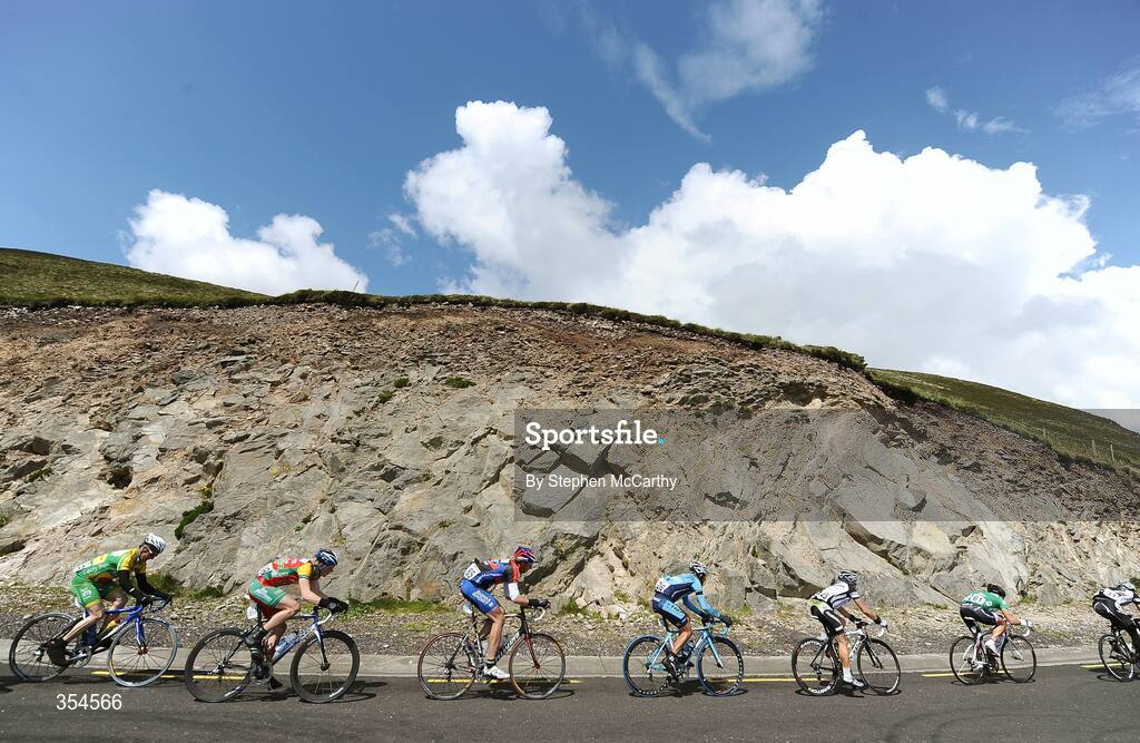 20 May 2009; A general view of the riders on the approach to Inch, Co. Kerry. FBD Insurance Ras 2009, Stage 4, Cahirciveen to Killorglin. Picture credit: Stephen McCarthy / SPORTSFILE