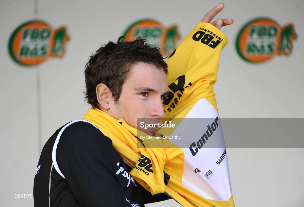 20 May 2009; New race leader Simon Richardson, Rapha Condor, pulls on his yellow jersey. FBD Insurance Ras 2009, Stage 4, Cahirciveen to Killorglin. Picture credit: Stephen McCarthy / SPORTSFILE