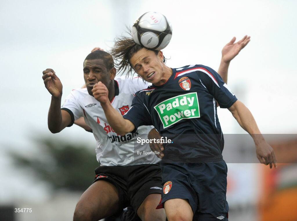 22 May 2009; Ryan Guy, St Patrick's Athletic, in action against Darren Mansaram, Dundalk. League of Ireland Premier Division, Dundalk v St Patrick's Athletic, Oriel Park, Dundalk. Photo by Sportsfile