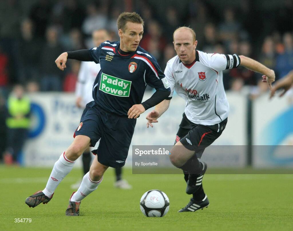 22 May 2009; Gareth O'Connor, St Patrick's Athletic, in action against Thomas Heary, Dundalk. League of Ireland Premier Division, Dundalk v St Patrick's Athletic, Oriel Park, Dundalk. Photo by Sportsfile